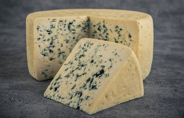 Kolekcja serów, kawałek sera gorgonzola z niebieską pleśnią zbliżenie - Zdjęcie, obraz
