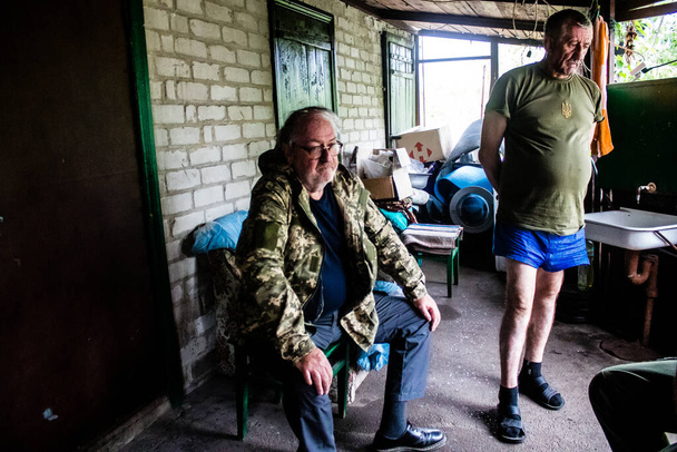 Yan Morvan visita o batalhão Cárpatos Sich em Lyman. Este excelente jornalista, fotógrafo e grande repórter francês cobre a guerra na Ucrânia e nas zonas de conflito. Yan Morvan é considerado no mundo do fotojornalismo como um dos  - Foto, Imagem