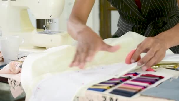 Ondernemer mode-ontwerper in de textielindustrie ontwerpen van nieuwe retail kleding collectie. Gelukkige werkende vrouw naaister, ontwerper werkt aan stof schetsen. Jonge ontwerper modeconcept - Video
