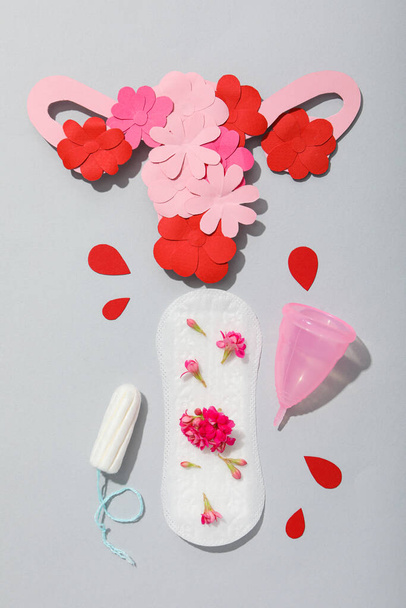 Menstruationspolster mit Blumen auf grauem Hintergrund - Foto, Bild