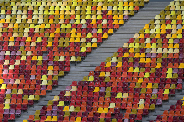 Színes széksorok az üres szabadtéri stadionban - Fotó, kép