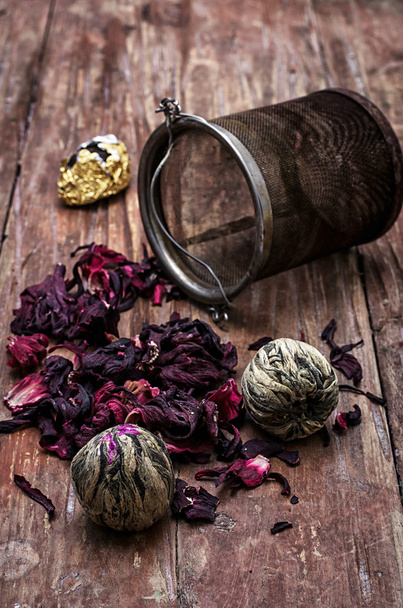 tea szűrő és tea levelek  - Fotó, kép