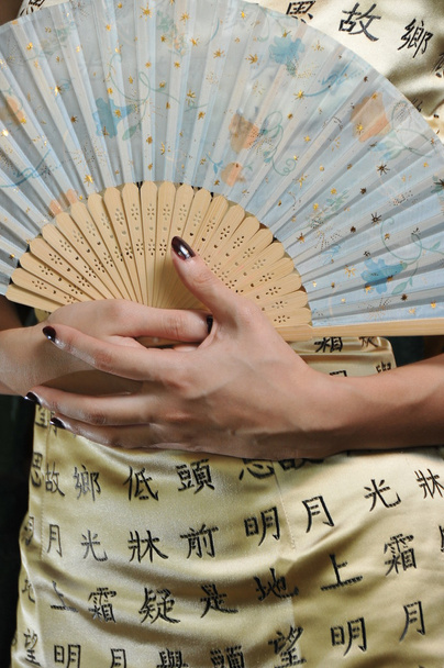 Aziatische chinese dame met een ventilator in haar hand - Foto, afbeelding