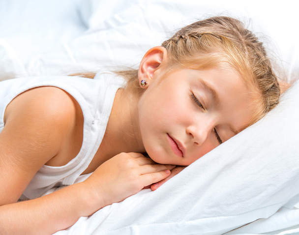 Little girl sleeping in white bed - Zdjęcie, obraz