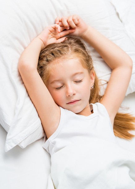 Little girl sleeping in white bed - Фото, изображение