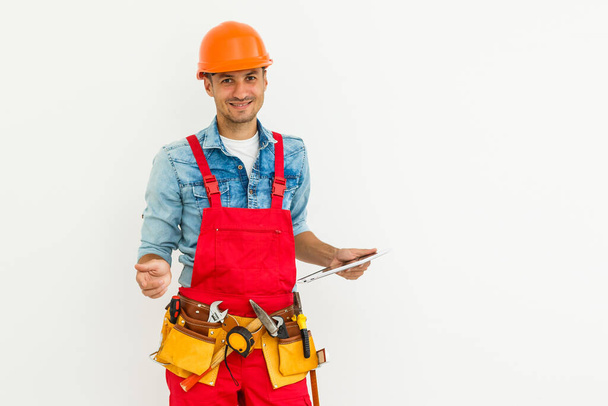 Builder Holding Tablet digitale su sfondo bianco - Foto, immagini