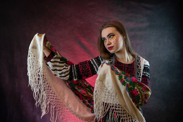 ukrán fiatal nő visel vyshyvanka hagyományos ukrán ruházat fekete alapon. Folklór és etnikai ruházat - Fotó, kép