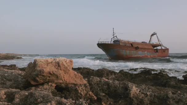 Migrantenschiff an der Küste gestrandet Hochwertiges 4k Filmmaterial - Filmmaterial, Video