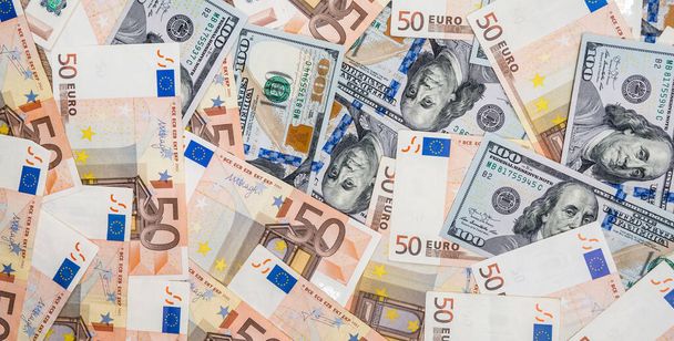 Dlouhé bannerové bankovky v hotovosti v eurech. Pozadí měny s nápisem efektu posunu náklonu. Ukládání - Fotografie, Obrázek