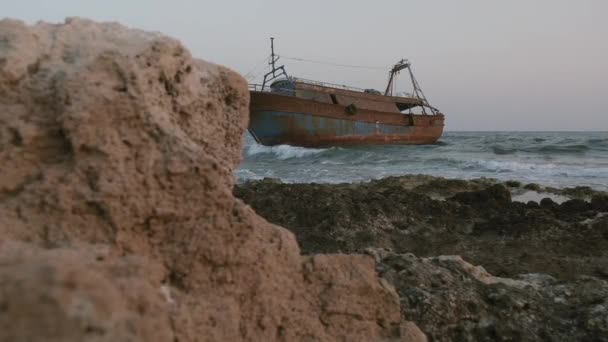 Statek migrantów utknął na wybrzeżu. Wysokiej jakości materiał 4k - Materiał filmowy, wideo