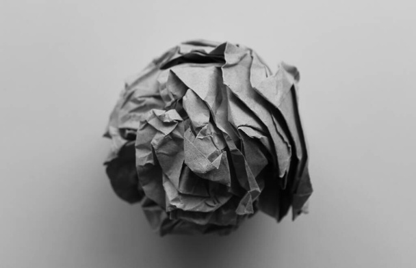 Roll της περιτυλίγματος μπάλα χαρτί μοιάζει με ένα κεφάλι του λάχανου μαύρο και άσπρο φωτογραφία  - Φωτογραφία, εικόνα