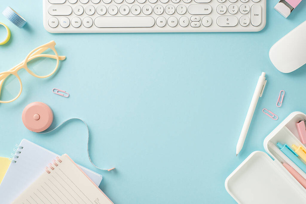 Online-Lernen von zu Hause aus. Bild oben zeigt Tastatur mit Maus und Schreibwaren wie Planer, Stift, Mäppchen und Brille auf pastellblauem Hintergrund mit Leerraum - Foto, Bild