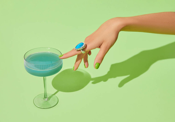Belas mulheres mão com design de unhas verdes de verão tocar o vidro. Manicure, conceito de salão de beleza pedicure. Lugar vazio para texto - Foto, Imagem