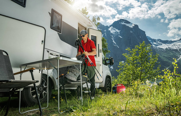 Camper Van Motor Home Road Trip Theme. Recreational Vehicle Vacation - Foto, Imagen