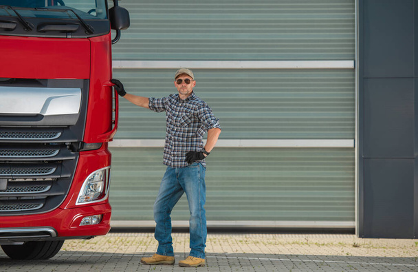 Επαγγελματίας Euro Trucker και το ολοκαίνουργιο ημι φορτηγό του. Βιομηχανία βαρέων μεταφορών. - Φωτογραφία, εικόνα