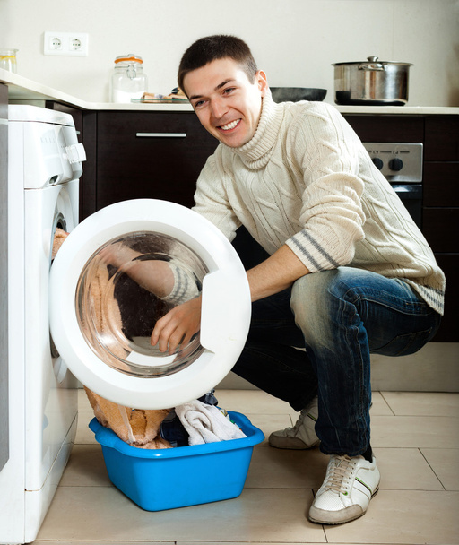 Guy using washing machine - Foto, Imagem