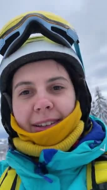feliz mujer tomando selfie en pendiente vacaciones de invierno - Imágenes, Vídeo