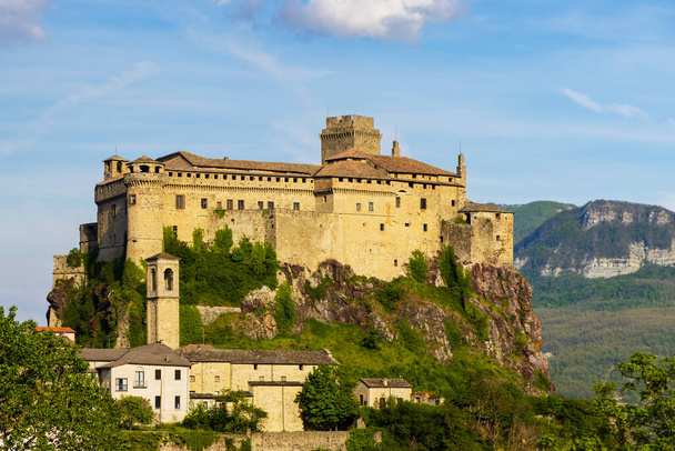Zamek Bardi (Castello di Bardi) z miastem, prowincja Parma, Emilia Romagna - Zdjęcie, obraz