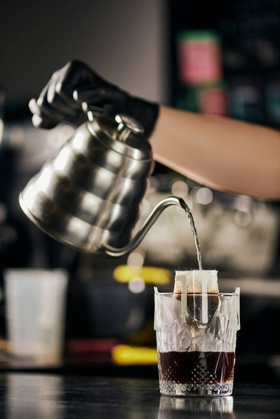 barista csepegtető vízforraló öntés forró vizet az üvegbe kávé szűrő, öntsük rá espresso  - Fotó, kép