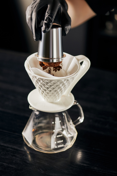 barista öntés finom őrölt kávét jigger kerámia csöpögtető üvegcserép, V-60 stílusú eszpresszó - Fotó, kép