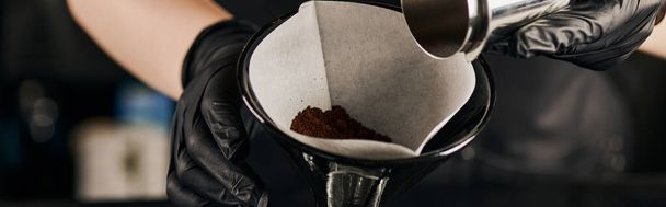 vista recortada de barista celebración de filtro de papel con café molido cerca de sifón cafetera, pancarta  - Foto, Imagen