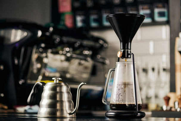 moderni kahvinkeitin ja metallinen tiputus karjaa espresso valmistelu moderni kahvila - Valokuva, kuva