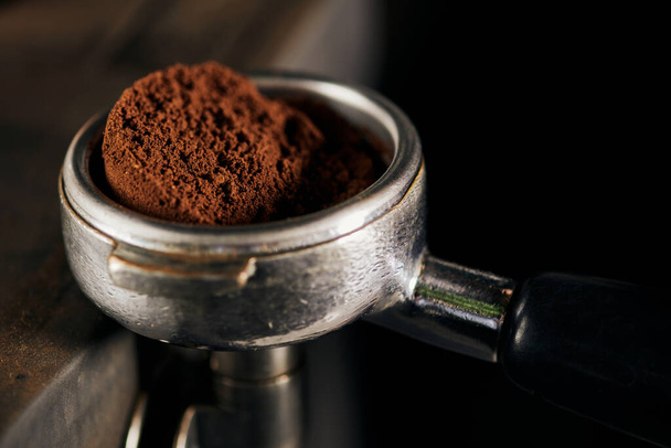 Café, Barista-Ausstattung, Nahsicht auf Portafilter mit aromatischem gemahlenem Kaffee - Foto, Bild