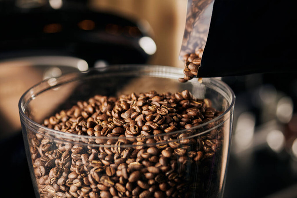 цілі та обсмажені кавові зерна в кав'ярні, середнє обсмаження, приготування еспресо - Фото, зображення