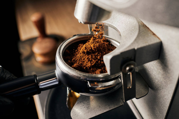 eszpresszó elkészítése, őrölt kávé közelsége portafilterben, kávéfőző gép, arabica  - Fotó, kép