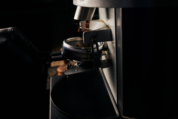 elektromos kávédaráló, őrölt bab portafilterben, kávéfőző, kávéfőző, arabica  - Fotó, kép