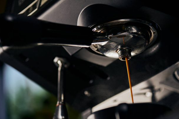 koffie-extractie, zwarte koffie, espresso druipt in beker, professionele koffiezetapparaat, cafe  - Foto, afbeelding