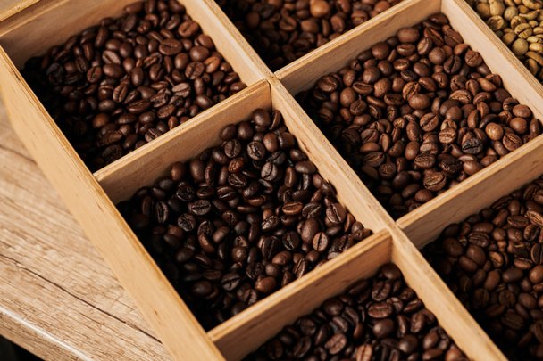 Tahta kutuda kahve çekirdekleri, koyu rosto, kafein ve enerji, kahve arkaplan, aromatik fasulyeler.  - Fotoğraf, Görsel