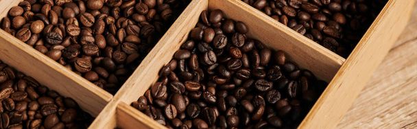 коричневые кофейные зерна в деревянной коробке, темное жаркое, кофеин и энергия, кофейный фон, баннер  - Фото, изображение