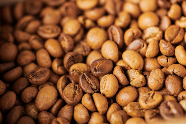ароматні кавові зерна в дерев'яній коробці, легке смаження, кофеїн та енергія, кавовий фон, арабіка  - Фото, зображення