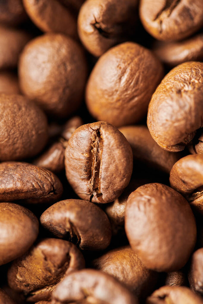 makró, barna kávébab fadobozban, közepes pirított, koffein és energia, kávé háttér  - Fotó, kép