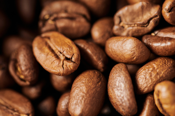 close up, brown coffee beans in wooden box, medium roast, caffeine and energy, coffee background  - Foto, afbeelding
