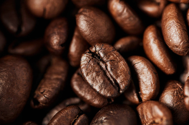 閉じる, 木箱の黒いコーヒー豆, ダークロースト, カフェインとエネルギー, コーヒーの背景  - 写真・画像