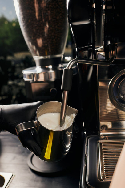vista recortada de la leche espumosa barista en jarra, leche espumosa, cafetera profesional, café con leche  - Foto, Imagen