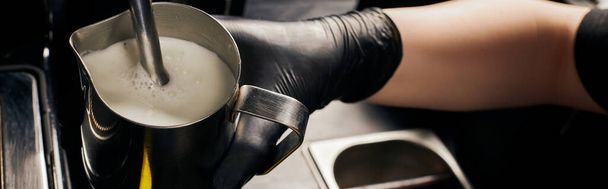 banner, barista habzó tej kancsóban, habzó tej, professzionális kávéfőző gép, latte  - Fotó, kép
