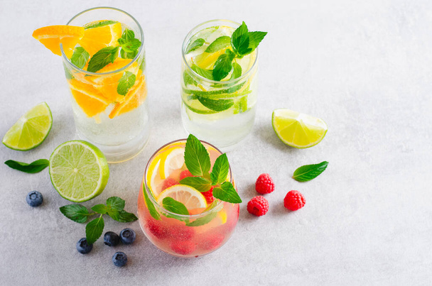 Set de bebidas de verano, frutas, cítricos y bayas Limonadas refrescantes o cócteles sobre fondo brillante - Foto, Imagen