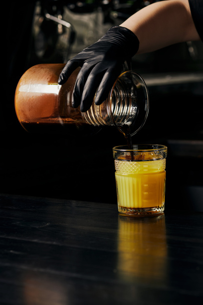 barista προετοιμασία bumblebee ποτό, ρίχνει espresso σε χυμό πορτοκαλιού, ποτό, δροσιστικό, καφέ  - Φωτογραφία, εικόνα