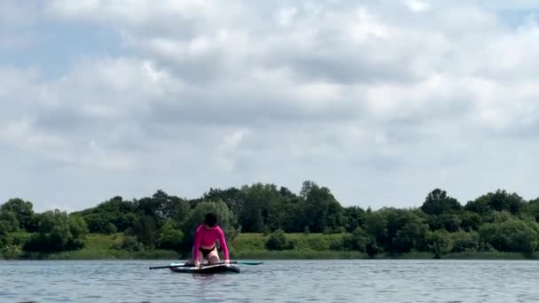 жінка на борту плаває на озері літні канікули засмагає
 - Кадри, відео