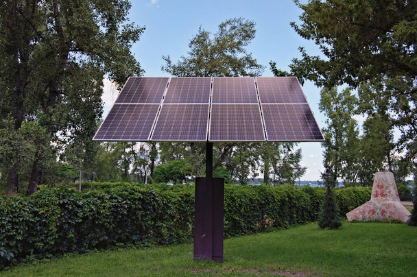 市内公園のソーラーコレクター。小さな太陽光発電所。クリーンエネルギー生産の概念。地球温暖化と気候を減らすための代替エネルギー概念。ウクライナのキエフにあるNatalka公園.  - 写真・画像