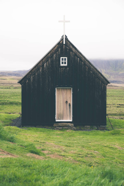 アイスランドのレイキャジャネス半島にあるレイキャジャネス・フラクヴァングル国立公園の一部である黒人教会 - 写真・画像
