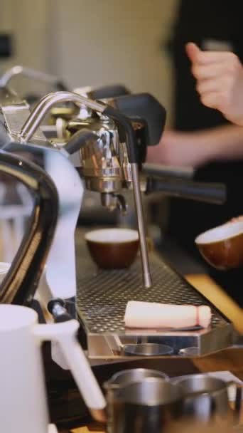Ο Μπαρίστα φτιάχνει καφέ. Διαδικασία παρασκευής ποτού στο Coffeeshop. 4K, κινηματογραφικό κλείσιμο μακροεντολών.  - Πλάνα, βίντεο