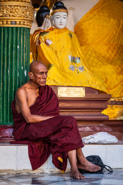 М'янма, М'янма - JANUARY 3, 2014: Аскетичний буддійський монах, що медитує в пагоді Шведгон Пая - Фото, зображення