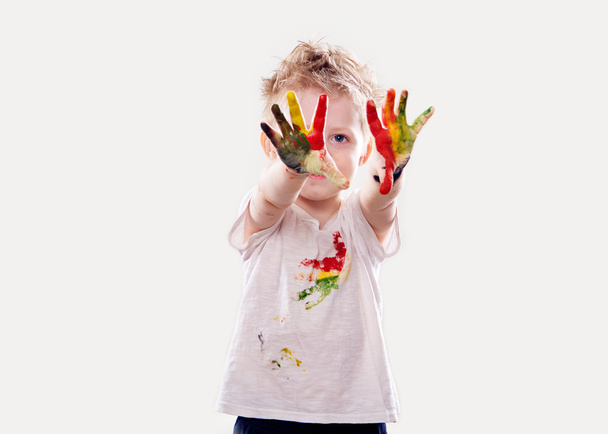 Chlapeček s kvaš znečištěné ruce a tričko, samostatný - Fotografie, Obrázek