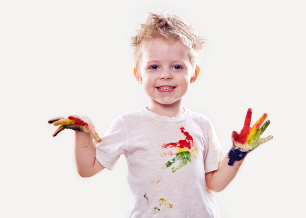 Chlapeček s kvaš znečištěné ruce a tričko, samostatný - Fotografie, Obrázek