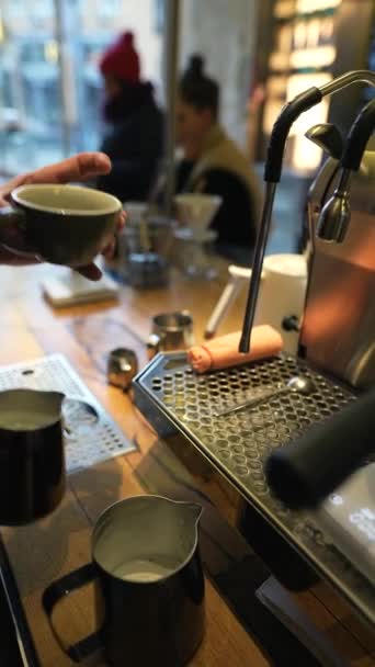 Barista Tekenen Latte Art op Koffie met melk. Proces van het maken van drank in Coffeeshop. 4K, Macro-filmische close-up.  - Video