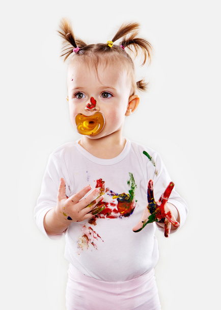 La bambina con un ciuccio in guazzo mani sporche e camicia isolata
 - Foto, immagini